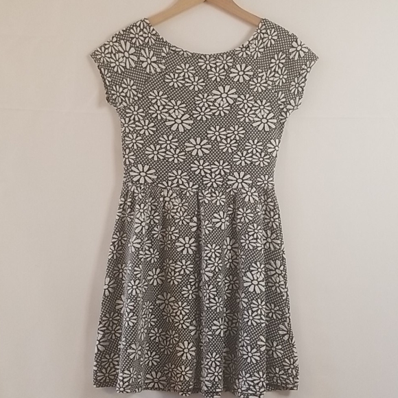 TOPSHOP A-Line Dress - B&W Daisies - Picture 4 of 7